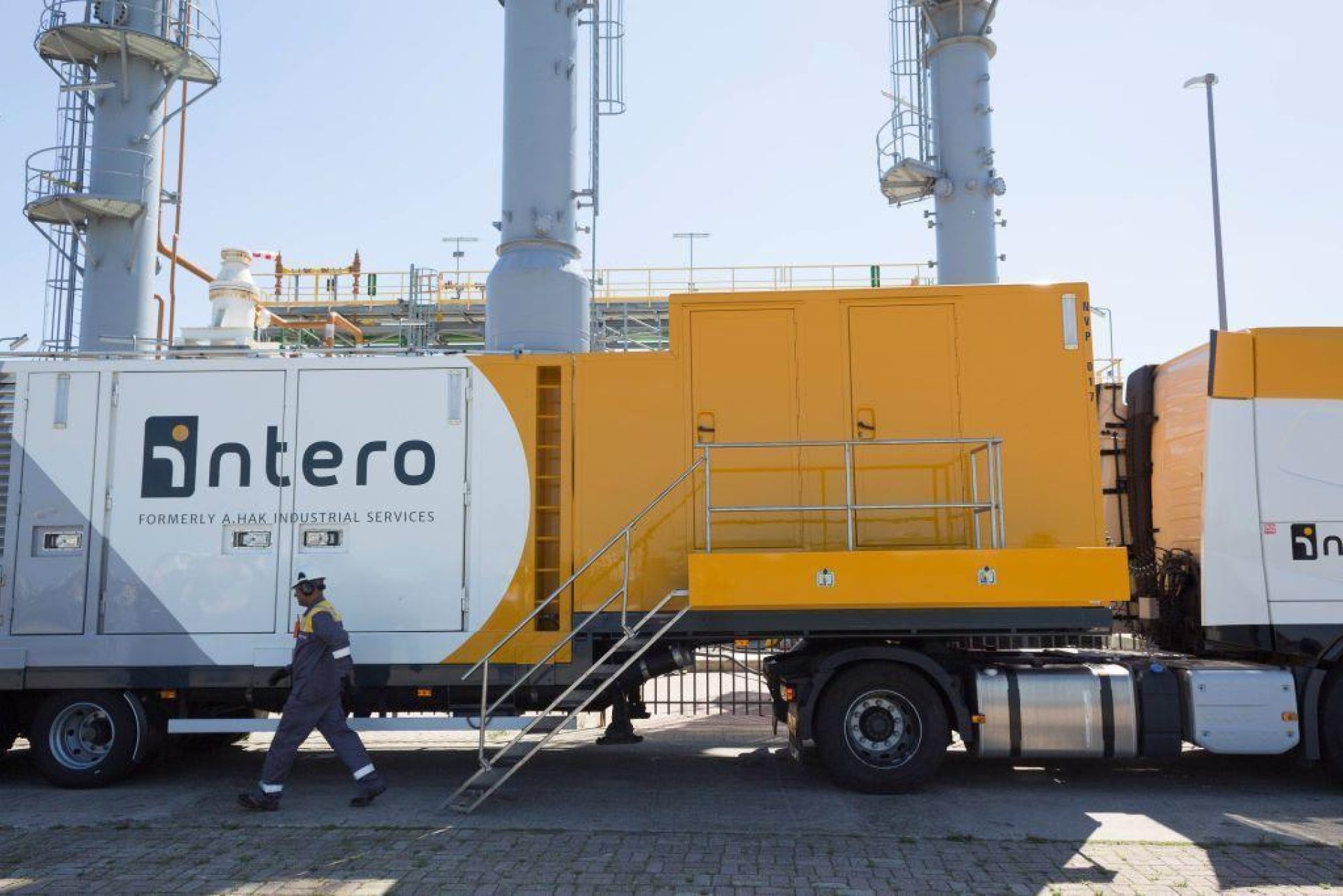Chemical cleaning truck unit